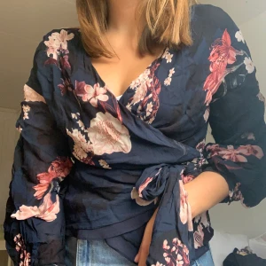 Söt blus! - Denna blus är superfin! Den har knyten för att ge en vacker passform! Mönstret är otroligt fint och man får alltid komplimanger med detta plagg🥺💙💜