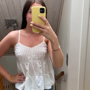 Linne från ginatricot storlek 34 - Vitt linne med knappar ibak! Super gulligt. 