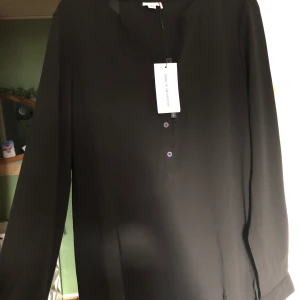 Blus - Svart blus i storlek 36, oanvänd. 