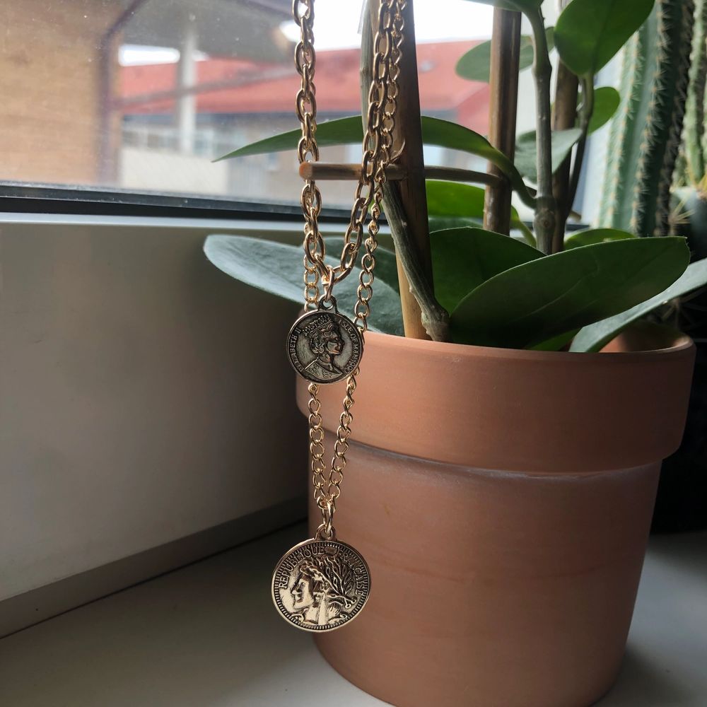 Halsband med mynt motiv | Plick Second Hand