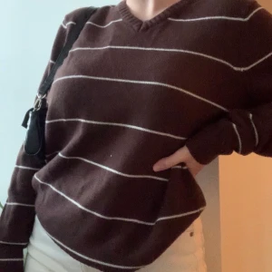 vintage tröja - as snygg mörkbrun stickad tröja köpt på secondhand! fint skick, storlek L (jag på bilden har S-M) , köparen står för frakten💕🦋 