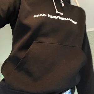 Peak performance hoodie storlek S - Skön hoodie från peak performance! Skriv för fler bilder eller frågor! Köparen står för frakt😊