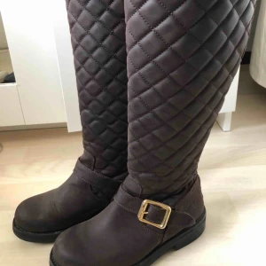  - Urban Project stövlar i äkta läder. Nypris: 2500 kr. Storlek 36 och nästintill oanvända. Priset kan diskuteras