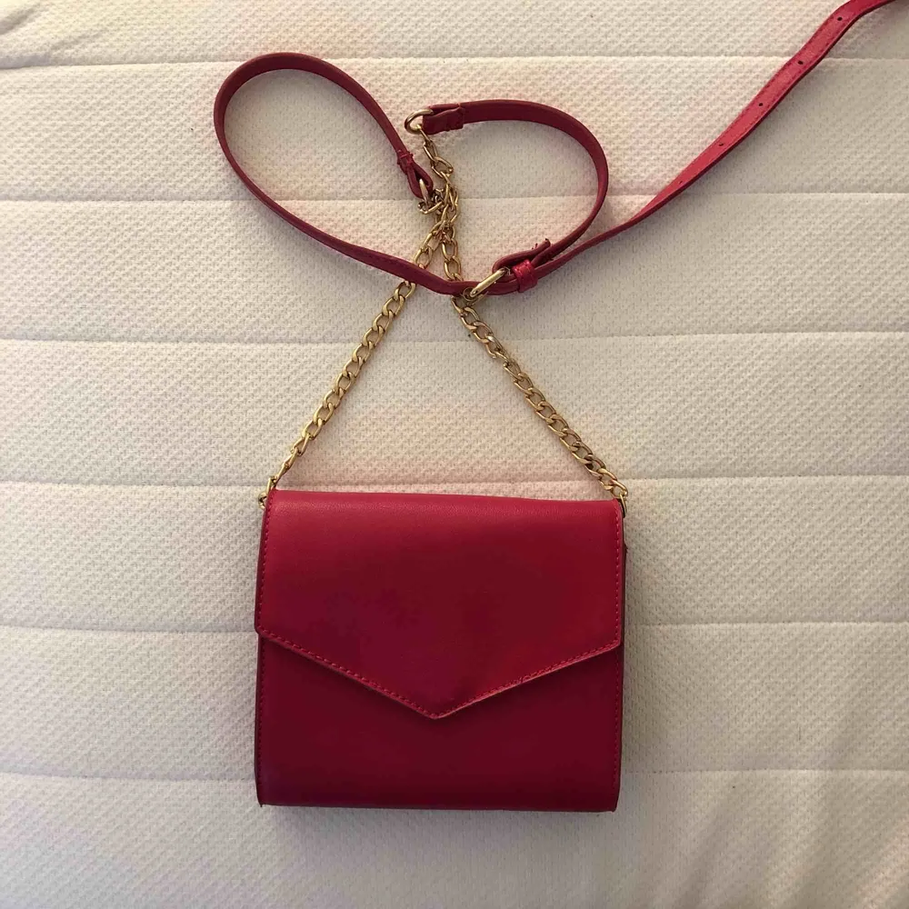 Skitsnygg rosa handväska med gulddetaljer. Bältet är justerbart så den passar alla. Använd 1gång. Accessoarer.