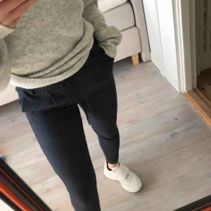  - Jättesköna och fina kostymliknande byxor i en fin blå färg med vita ränder från Only. Mjukt och stretchiga material. Köptes för 400kr.  +frakt