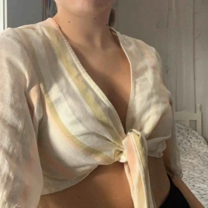  - superfin knyttopp från billabong, knappt använd! ganska see through perfekt med en bikini under🤩 köparen står för frakt