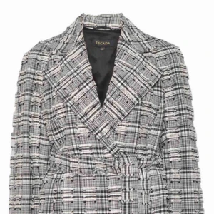  - Cut: lightly fitted, back tab  Original pris 15 300kr Helt oanvänd och ny