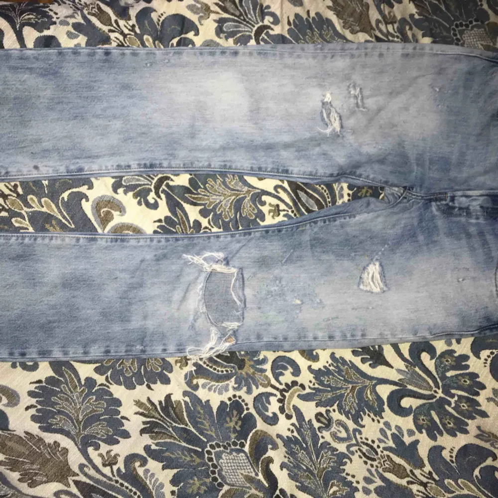 Säljer ett par Levis jeans då jag inte riktigt är säker på storlek då lappen är borta. Skulle gissa på att dom passar strl s. Köparen står för frakten. Jeans & Byxor.