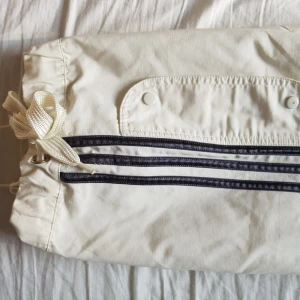  - Old school adidas byxor (original).  Pösiga i modellen och passar en smalare S/M.