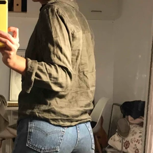  - Mörkgrön skjorta i 100% linne från Gina tricot. Sparsamt använd så i fint skick. Det är storlek 34 men passar mig som vanligtvis har str 36. Frakt tillkommer
