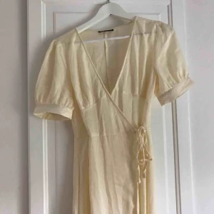  - Satin långklänning från Shein. Säljes pga för lång för mig. Kontakta för fler eller bättre bilder. Köparen står för frakt