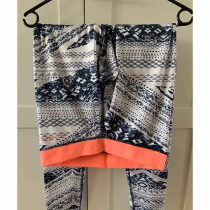  - Oanvända träningstights  Inte söker på var de kommer ifrån men mycket fina och sköna. 