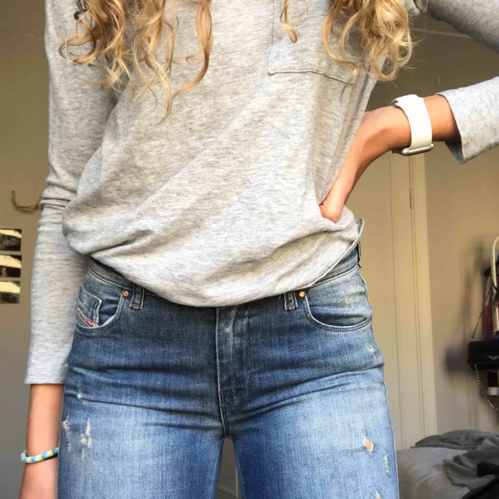 Suuuuper duuuper snygga jeans (för korta för mig, dragit ner på bilden för att visa hur d ska se ut)😃💗. Jeans & Byxor.