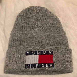  - Jättesnygg grå mössa (Tommy Hilfiger) görsnygg Passar unisex alltså både kille och tjej  Aldrig använd🥰 