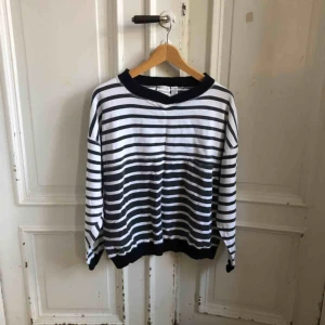  - Tuff vintagetröja från Pierre Cardin. Snygg urtvättad. Uppskattningsvis från sent 80-tal. Ficka på bröstet. lupp lappen men sitter som M även snygg som oversize för small 