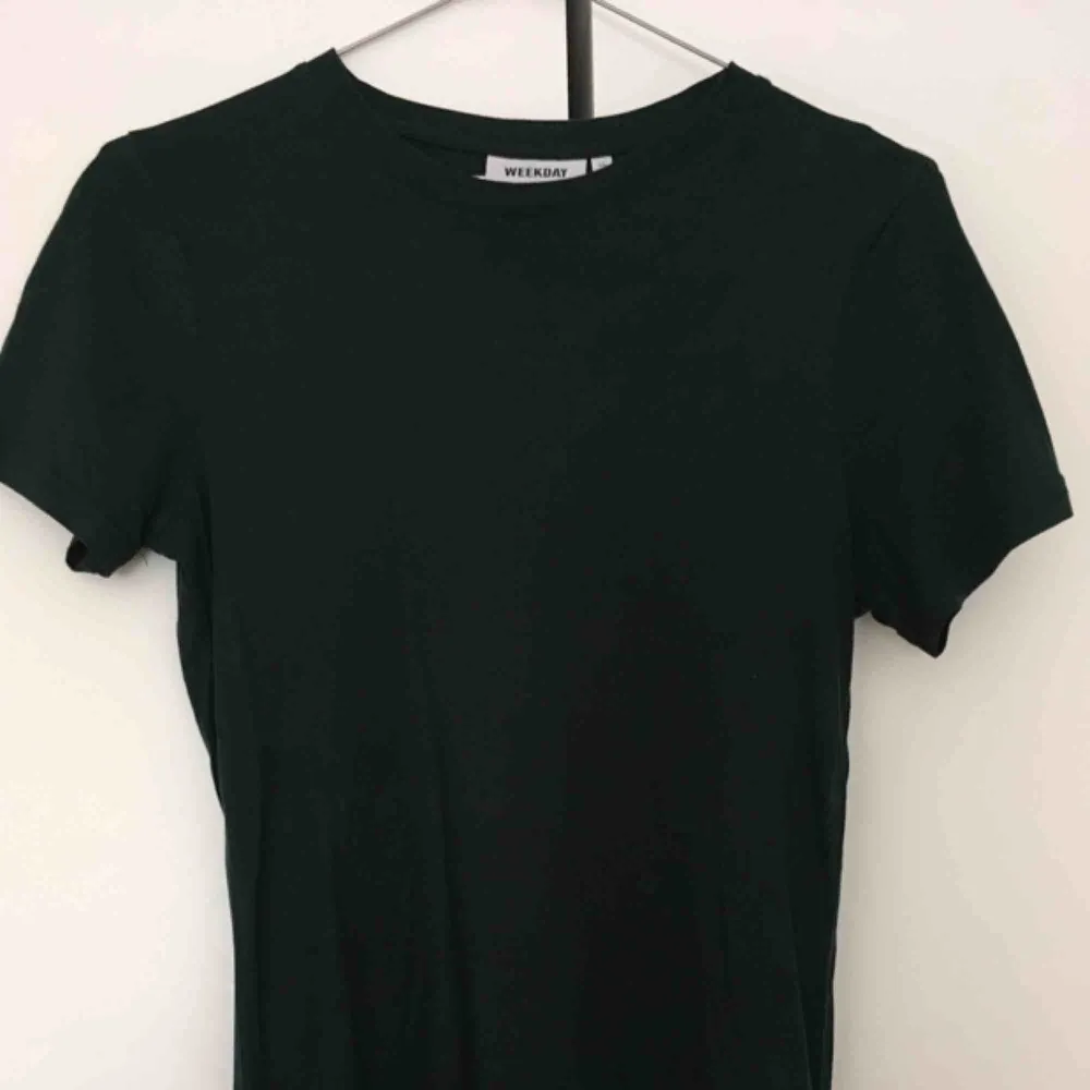 Oanvänd T-shirt mörkgrön från weekday. Kan mötas upp i Stockholm . T-shirts.