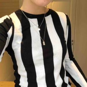 Randig tröja - Randig långärmad tröja från monki🥰 använd men i bra skick!! 