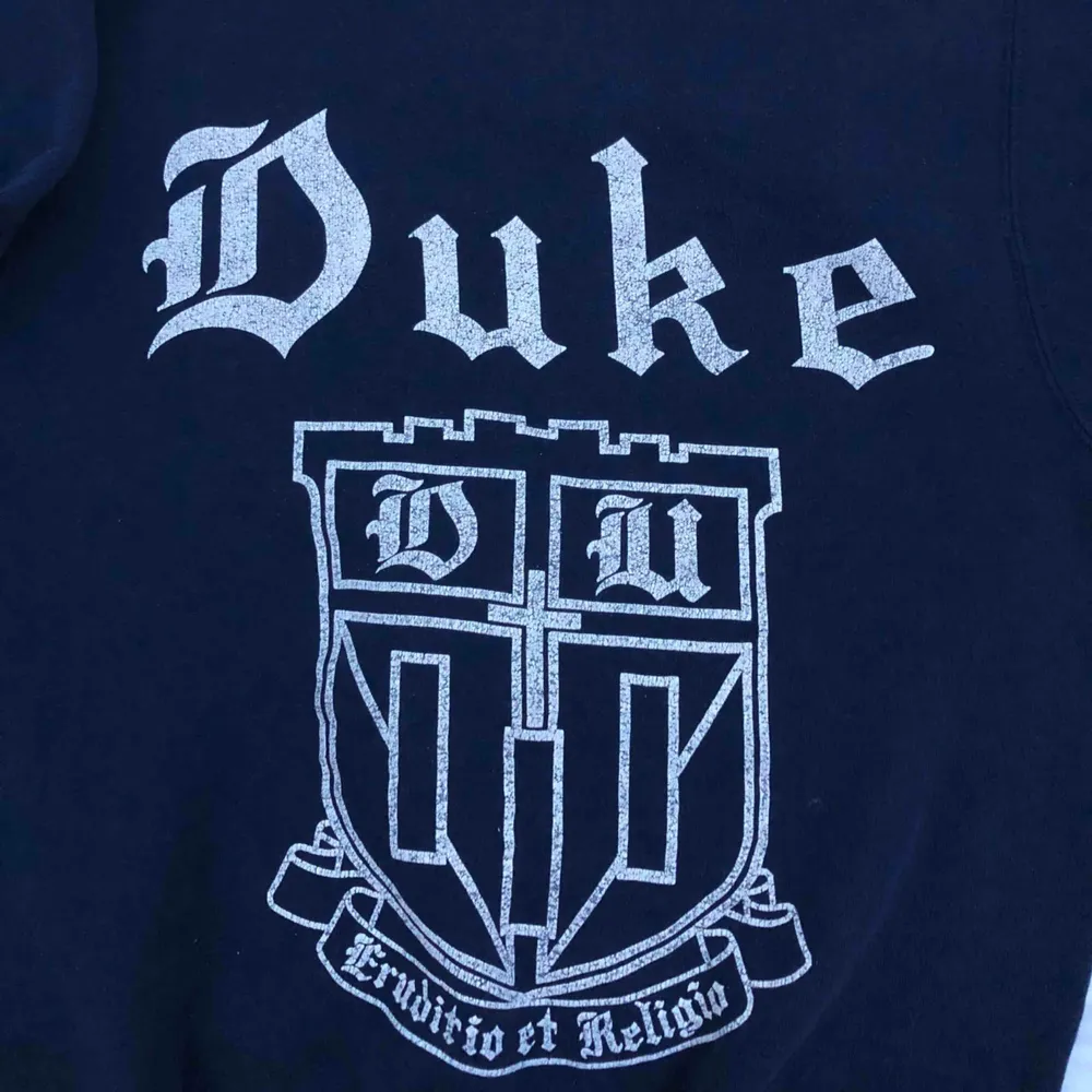 Second hand Duke sweatshirt. Storlek M. Ej använd, säljer pga fel storlek. Möts upp i Sthlm annars står köparen för frakten :). Tröjor & Koftor.