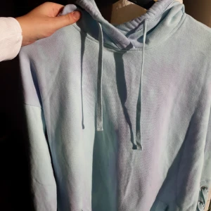  - Oanvänd hoodie klänning från hollister. Den är köpt i Frankrike, därför är priset på prislappen i euro. Den har luva, fickor och en fin detalj på sidan av ärmarna.