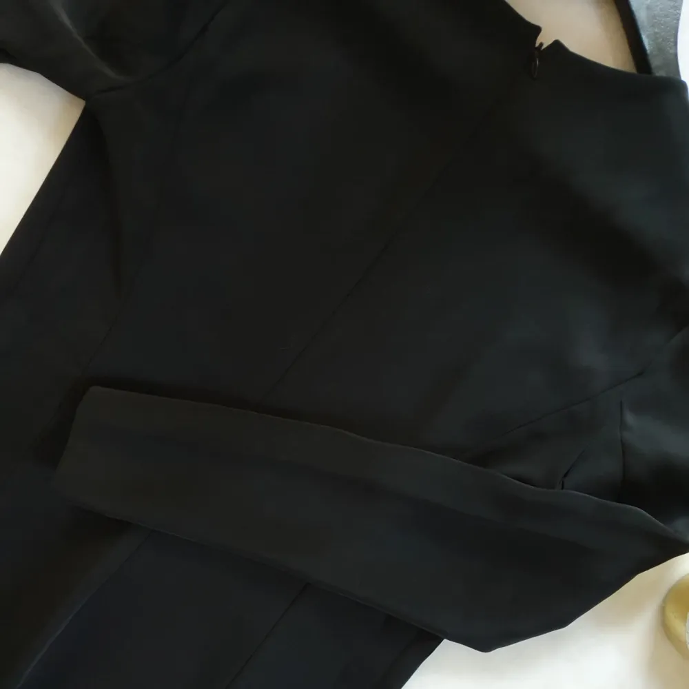 Svart überskön klänning från Ralph Lauren Polo  Klänningen är rak k formen och har små dragkedjor på armarna   Kan mötas upp i Huddinge, Älvsjö, Årsta, Globen & Västberga. Klänningar.