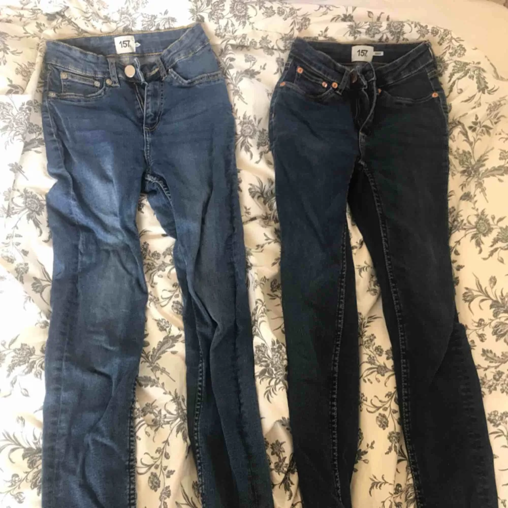 Säljer dessa två jeans från lager 157! Storlek XS och i modellen Snake, jeansen sitter tight och snyggt😊 Priset är inkl frakt💛. Jeans & Byxor.