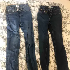 Säljer dessa två jeans från lager 157! Storlek XS och i modellen Snake, jeansen sitter tight och snyggt😊 Priset är inkl frakt💛