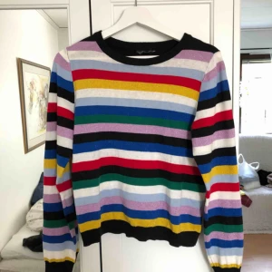  - Tunt stickad tröja, lite glittrig som ni ser på bilden. Lappen är borttagen men tröjan är från Monki :) 