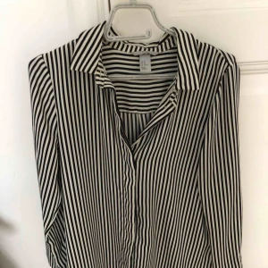  - Skjorta blus från HM randig kan användas som oversize