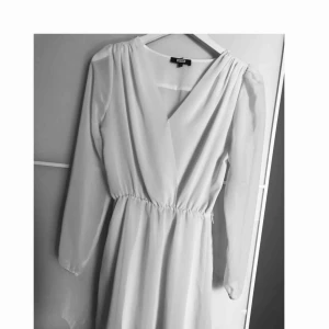  - Fin vit klänning men en liten blå fläck längst ner på ena armen , i står det att det är en XS men den är som en small då jag är en small :)