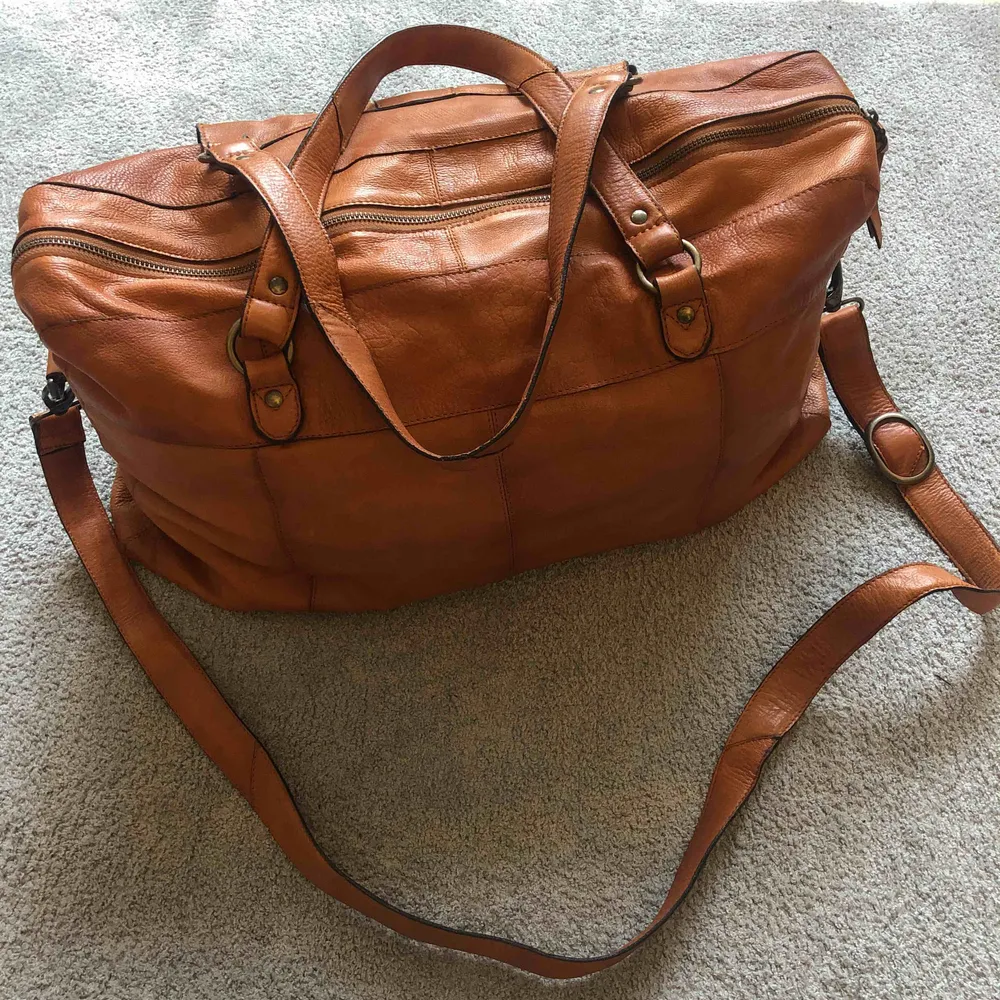 Stor weekend bag i 100% skinn. Konjaksbrun i vintage stil. Väskan är helt ny.. Väskor.