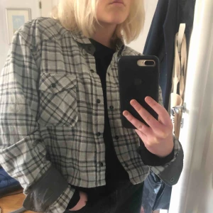  - Trendig jacka/ skjorta. Köpt på beyond retro för 400kr. 