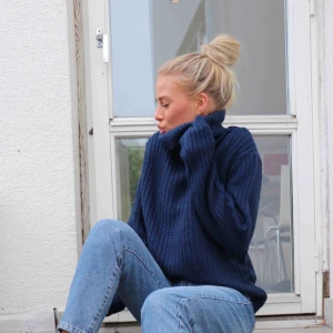  - Stickad tröja, lite noppig syns knappt. Frakt spårbart 63kr tillkommer :)