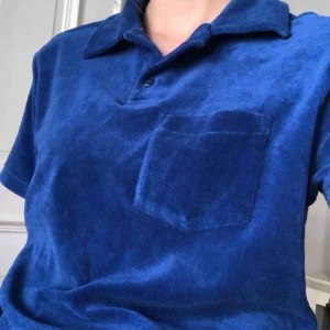  - Kornblå pikétröja i frotté från velour. Kan mötas upp i Gbg, annars tillkommer frakt✨