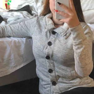  - jättebekväm hollisterkofta! knappast använd. ljusgrå med svarta knappar, mjukt material inuti. jättebra kvalitet!