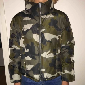  - Vinterjacka från H&M. Dragkedja för att stänga. 