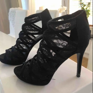  - Super snygga klackskor med detaljer fram o dragkedja i bak. Har inte användning för dom därav att jag säljer dom🌸 Priset kan diskuteras