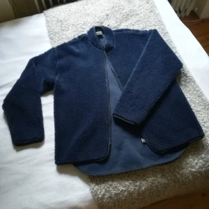  - Teddy / pile / fiberull - jacka. Mörkblå. Nyskick Herrstorlek S/M, damatorlek M/L  240 kr inklusive med frakt  