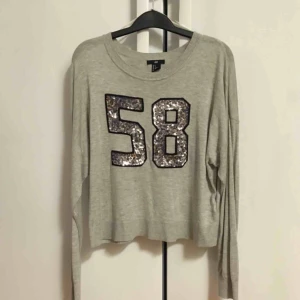  - Grå tunn kort tröja med paljetter.