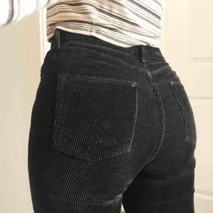 Jeans i manchester från urban outfitters. Gillar verkligen modellen på jeansen. Passar till allt, både till vardags och fest! 