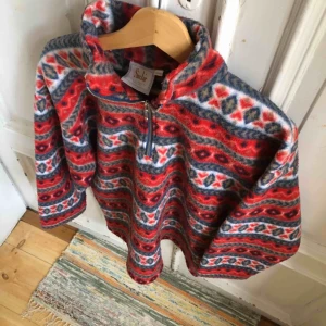  - 38/40 på lappen men sitter som en rymlig s eller normal m. Något kort i armarna så mer en tjej-fit. Vintage, sannolikt sent 90-tal. Hämtas i Uppsala eller skickas mot fraktkostnad 