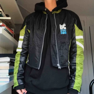  - Racingjacka i svart skinn med klargröna detaljer i satin. Storlek ca 38/M. Vintage från BC. Mycket gott skick och sparsamt använd. Köparen står för frakt eller möts i Gbg ✨