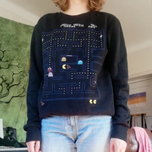  - Supermjuk och skön tjocktröja med pacman-tryck. Mycket sparsamt använd. Går att hämta på södermalm eller fraktas för extra fraktkostnad. 