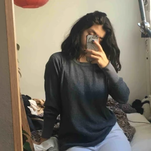  - Gråblå våfflad tröja. Köpt second hand i London men använd typ en två gånger av mig