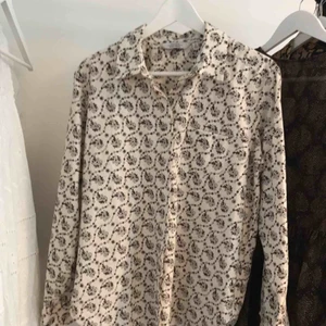  - Så fin mönstrad skjorta från & other stories. Aldrig använd.