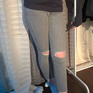  - Grå/gröna jeans från hm. Lågmidjade. Sitter lite tajt på mig i midjan så därav säljs dom😟 annars riktigt coola
