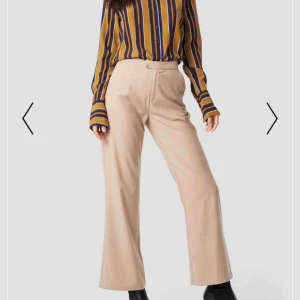  - De perfekta kostymbyxorna i beige! Dessa är använde 1-2 gånger så de är i väldigt bra skick (säljer pga har ett par liknande). Nypris: 500kr. 