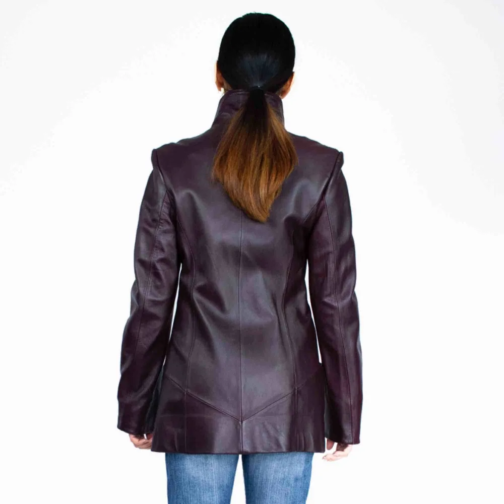 Vintage 90s Y2K real leather jacket in burgundy Barely visible signs of wear SIZE Label: L, fits best XS-S Model: 165/XS Measurements (flat): length: 75 pit to pit: 43 Free shipping! Read the full description at our website majorunit.com No returns.. Jackor.