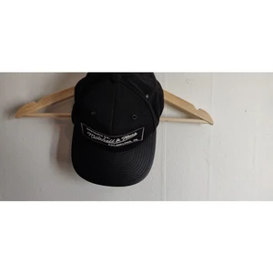 Keps - Keps Mitchell & Ness. Jättefint skick bortsett från en del av storleksjusteringen gått sönder men de största storlekarna funkar !! 