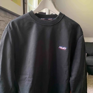  - Palace Skateboards crewneck/sweatshirt. Bra skick förutom en missfärgning på broderingen, kolla bild 2. Missfärgningen märks inte tydligt om man inte kollar på nära håll! Sitter som en vanlig crewneck passar S/M