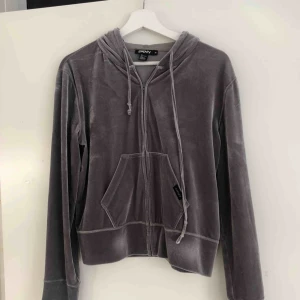  - Nypris 1400kr, Säljer för 500kr Storlek M Bootcut mjukisbyxor 